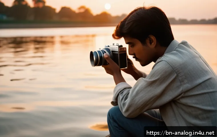 아날로그 카메라와 디지털 카메라의 차이 - A nostalgic analog photography scene featuring a vintage film camera held by a person wearing casual...